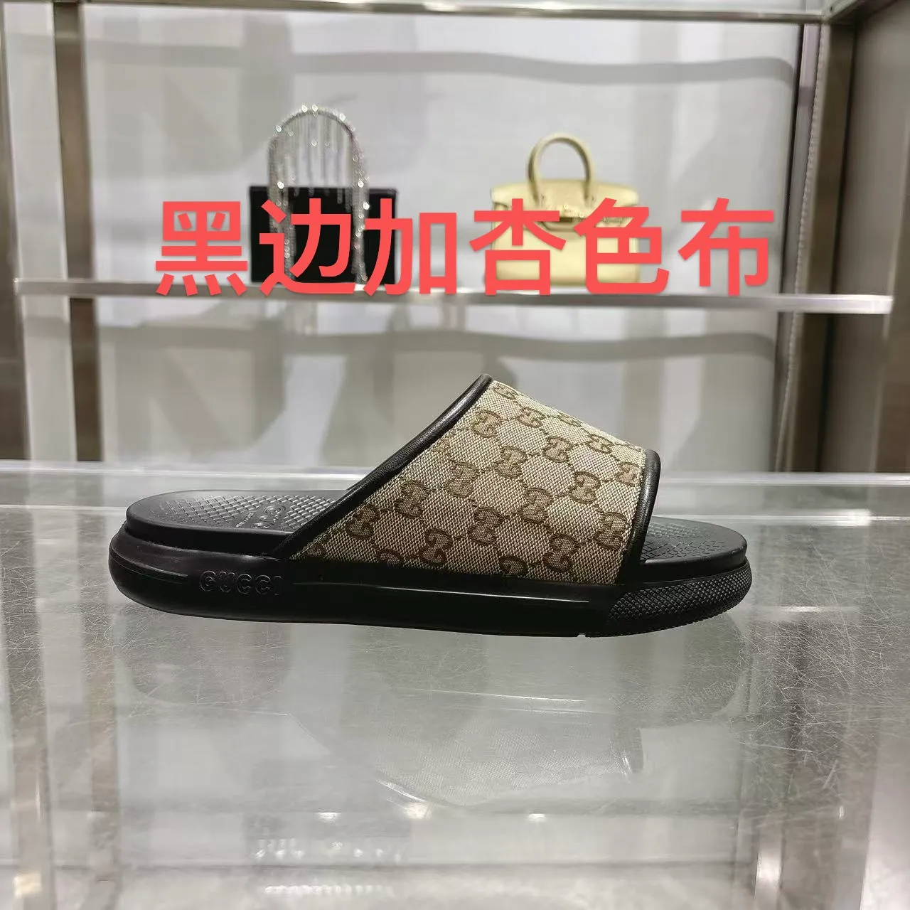p400🐮🐮New summer men's slip-on slippers. Inspired by the summer spirit and beach clubs of the Italian coast, this piece is part of Gucci Lido. The Pre-Fall collection reinterprets the brand's signature elements and sophisticated patterns in a contemporary way. Made from black rubber, these flat sandals feature a slip-on design that reinterprets the brand's distinctive green and red web design. GG Classic Upper Men's Molded Rubber Footbed Gucci Logo Flat Made in Italy Size: Men's 40 to 47,